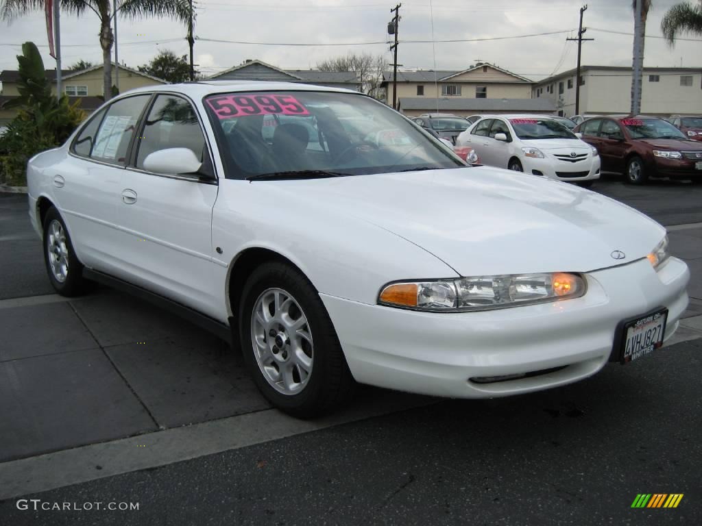 2000 Intrigue GLS - Arctic White / Dark Gray photo #8