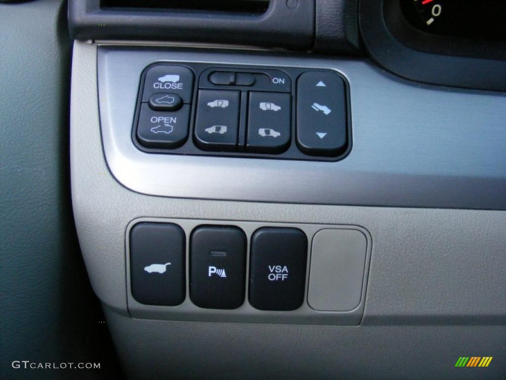 2008 Honda Odyssey Touring Controls Photo #39031527