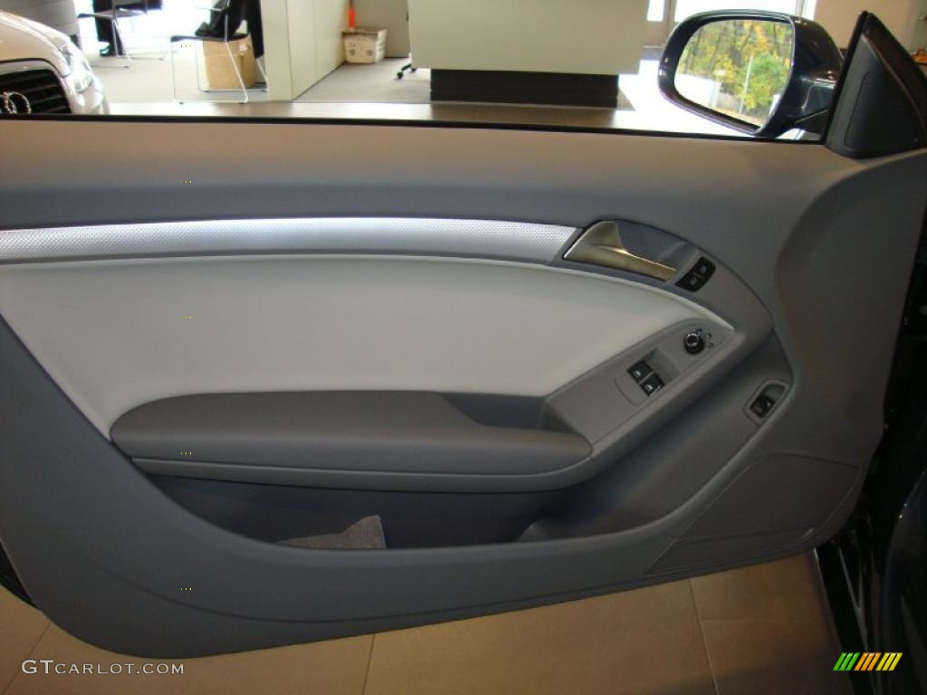 2011 Audi A5 2.0T quattro Coupe Light Grey Door Panel Photo #39034069