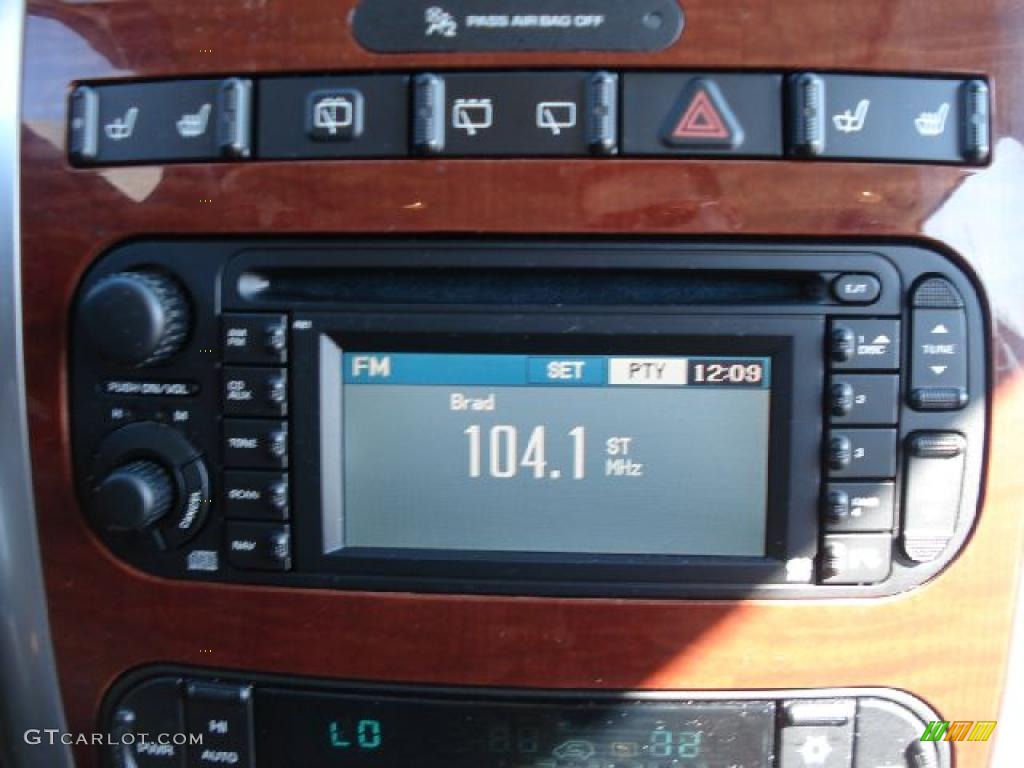 2007 Chrysler Town & Country Limited Controls Photo #39037591