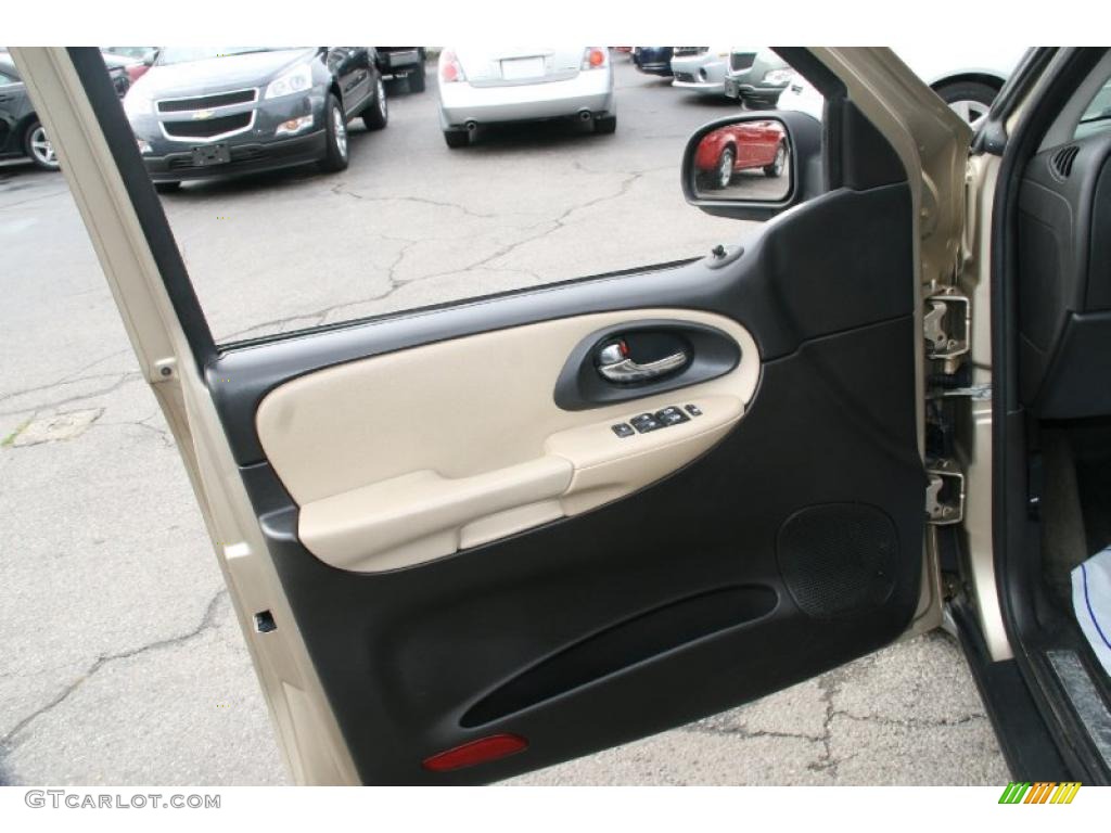 2005 Chevrolet TrailBlazer LS 4x4 Light Cashmere/Ebony Door Panel Photo #39042983