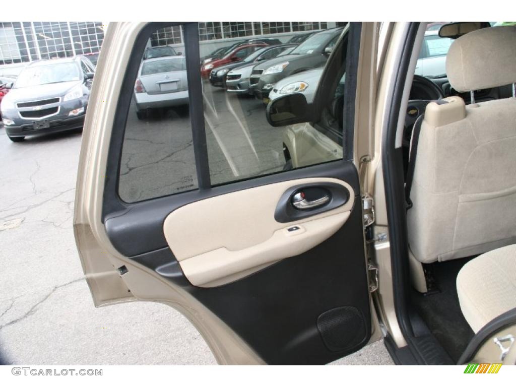 2005 Chevrolet TrailBlazer LS 4x4 Light Cashmere/Ebony Door Panel Photo #39042995