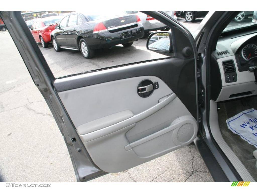 2005 Chevrolet Equinox LT AWD Light Gray Door Panel Photo #39043283