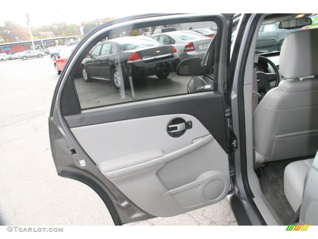 2005 Chevrolet Equinox LT AWD Light Gray Door Panel Photo #39043295