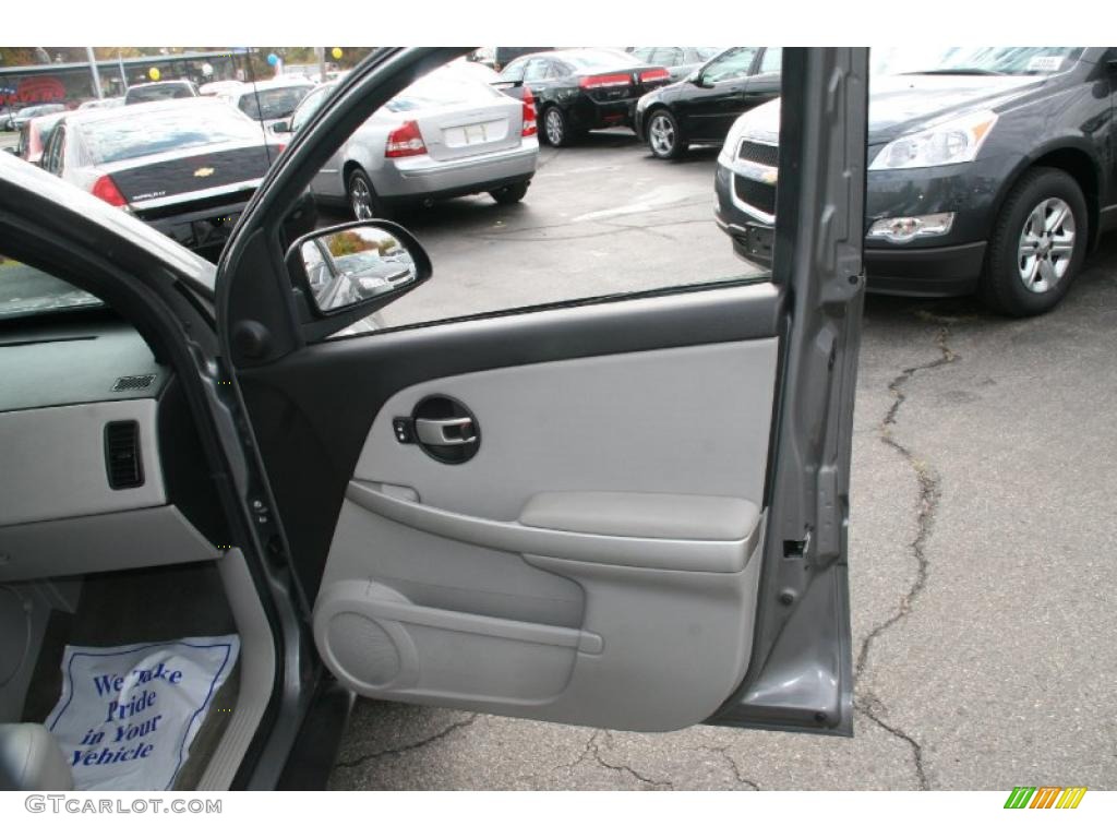 2005 Chevrolet Equinox LT AWD Light Gray Door Panel Photo #39043319