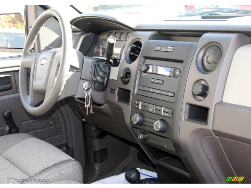 2009 Ford F150 XL Regular Cab 4x4 Controls Photo #39043599