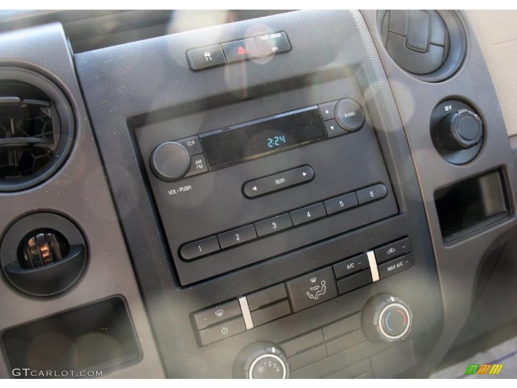 2009 Ford F150 XL Regular Cab 4x4 Controls Photo #39043659