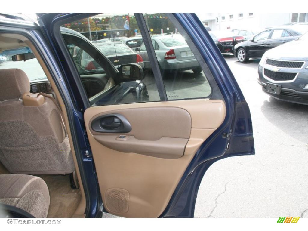 2003 Chevrolet TrailBlazer LS 4x4 Medium Oak Door Panel Photo #39045168