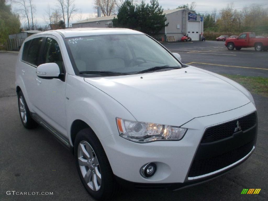 Diamond White Pearl 2011 Mitsubishi Outlander GT AWD Exterior Photo #39047112