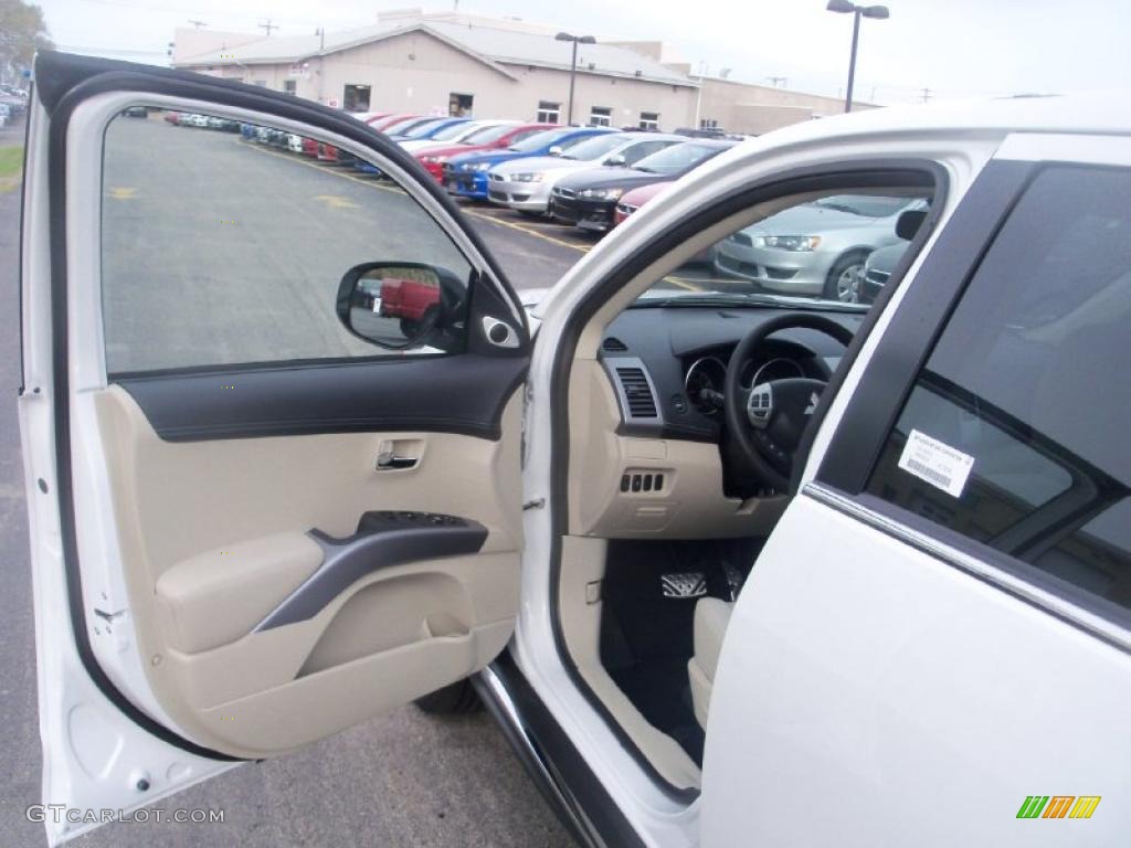 2011 Mitsubishi Outlander GT AWD Beige Door Panel Photo #39047132