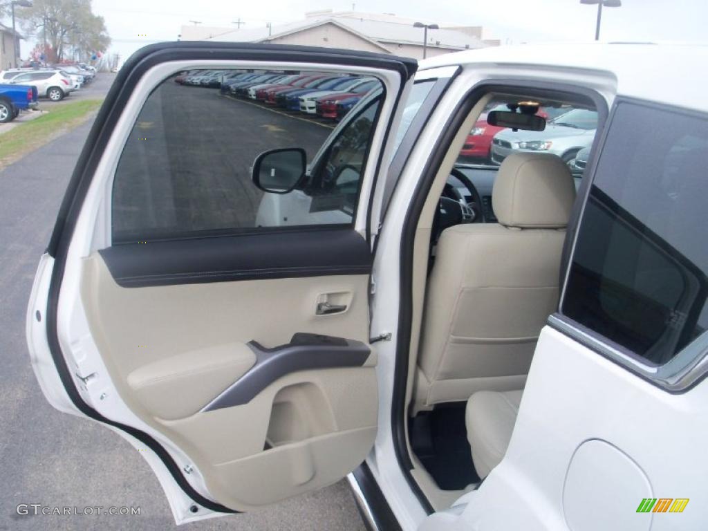 2011 Mitsubishi Outlander GT AWD Beige Door Panel Photo #39047136