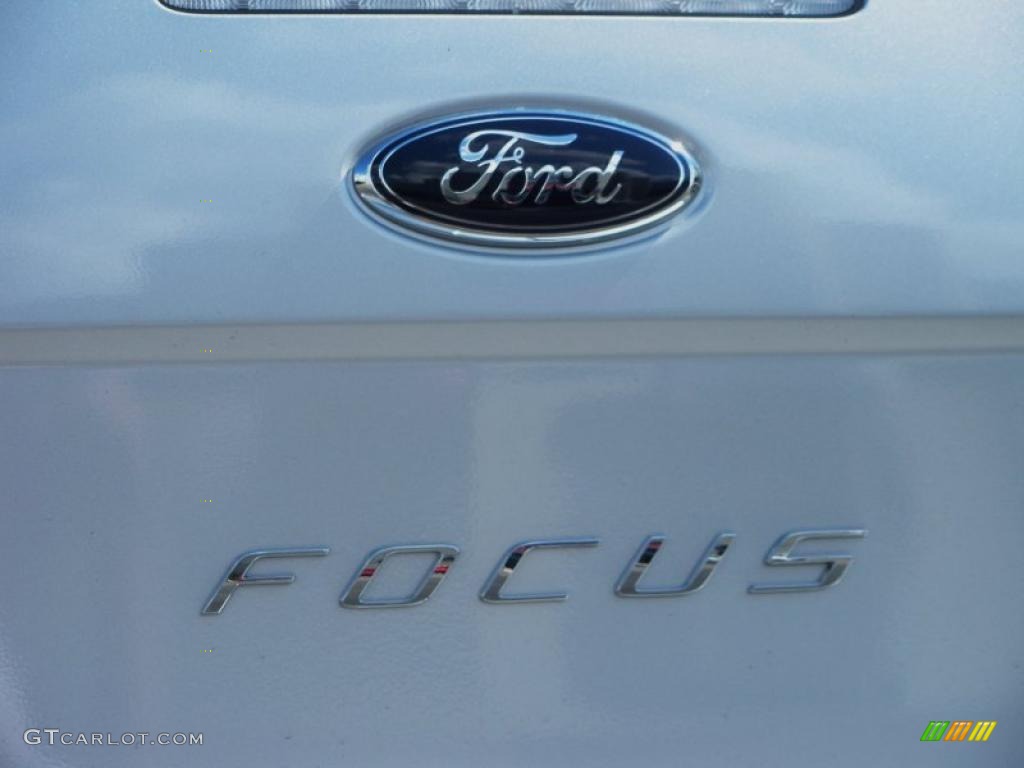 2011 Focus SE Sedan - Ingot Silver Metallic / Charcoal Black photo #4