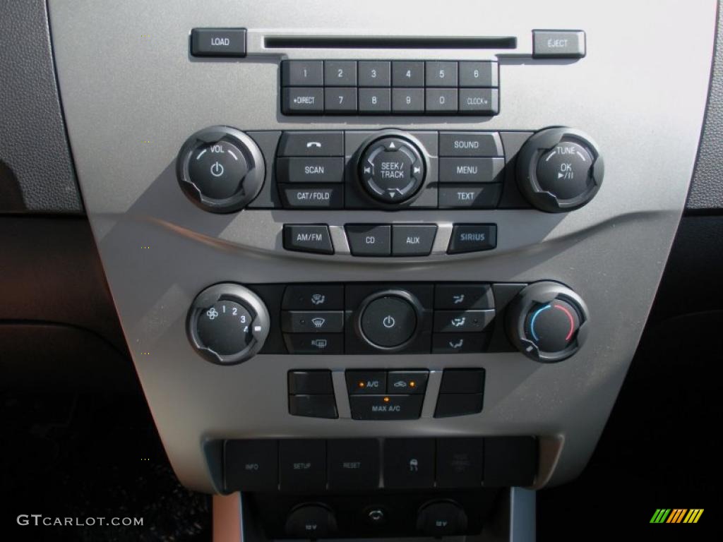 2011 Focus SE Sedan - Ingot Silver Metallic / Charcoal Black photo #9