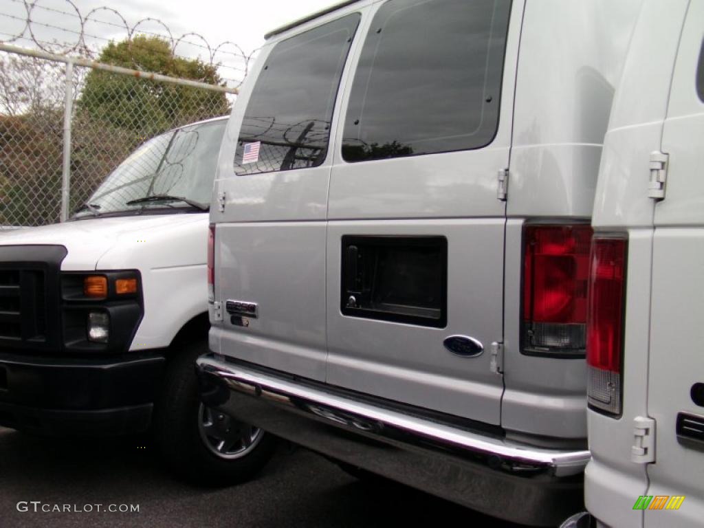 2007 E Series Van E250 Commercial - Silver Metallic / Medium Flint Grey photo #4