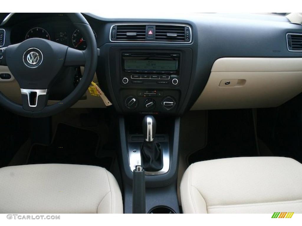 2011 Volkswagen Jetta SE Sedan Cornsilk Beige Dashboard Photo #39058144