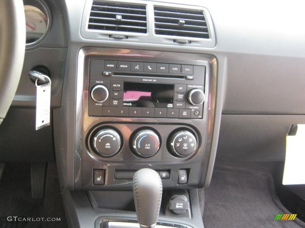 2010 Dodge Challenger R/T Classic Furious Fuchsia Edition Controls Photo #39064063