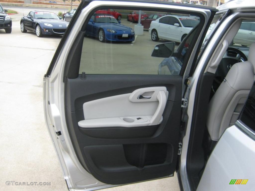 2009 Chevrolet Traverse LTZ Light Gray/Ebony Door Panel Photo #39067699