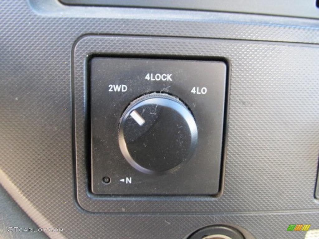 2006 Dodge Ram 1500 ST Regular Cab 4x4 Controls Photo #39071078