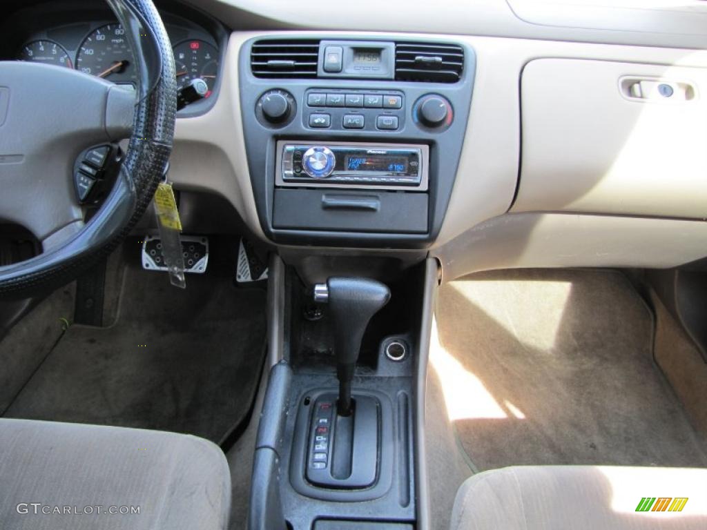 2000 Honda Accord LX Sedan Ivory Dashboard Photo #39073431
