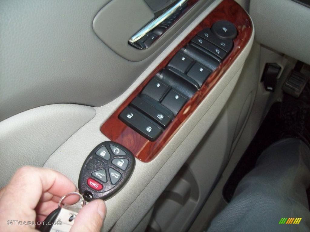 2011 Chevrolet Suburban LTZ 4x4 Controls Photo #39073483