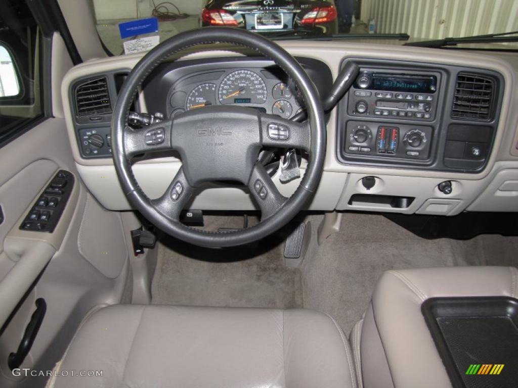 2005 GMC Yukon SLE Neutral/Shale Steering Wheel Photo #39076615