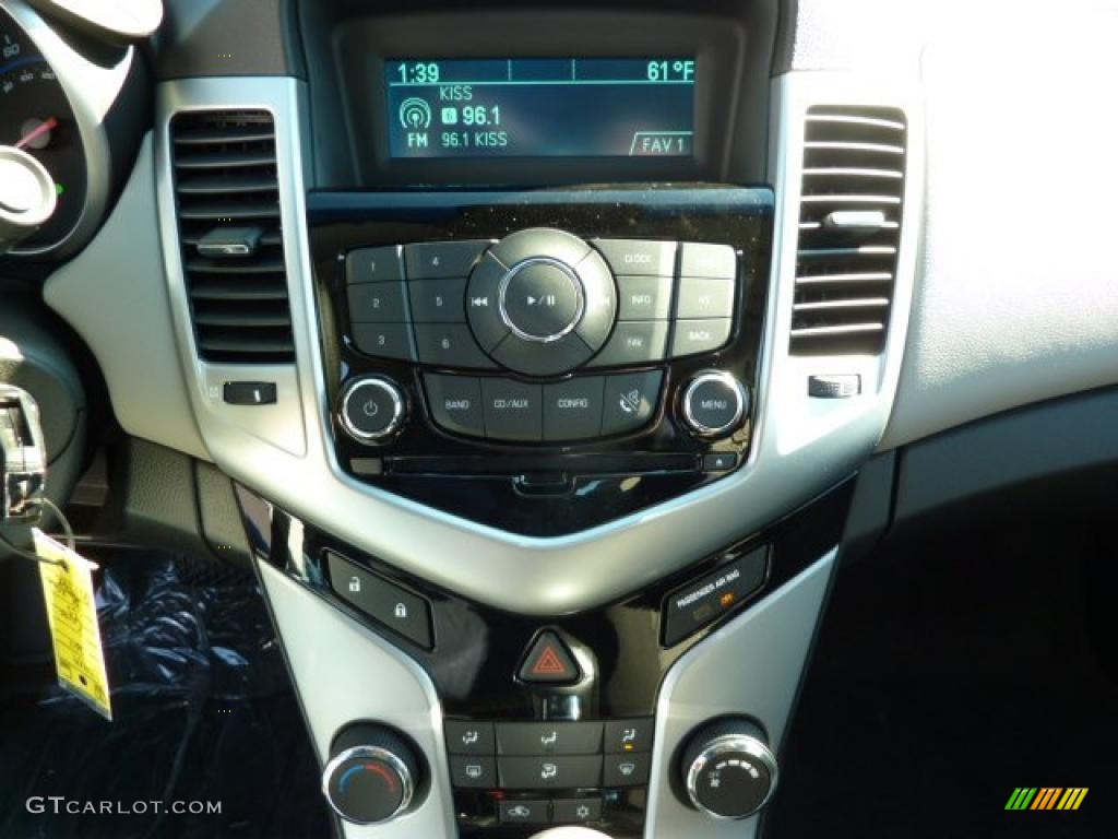 2011 Chevrolet Cruze LS Controls Photo #39078227