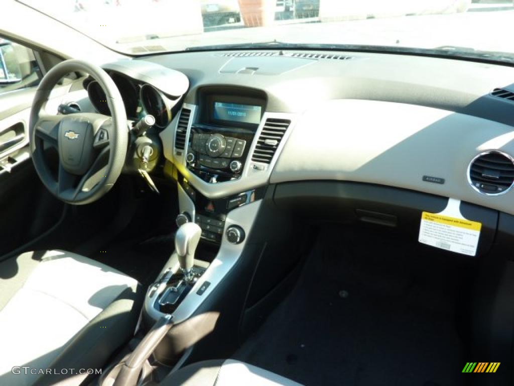 2011 Chevrolet Cruze LS dashboard Photo #39079563