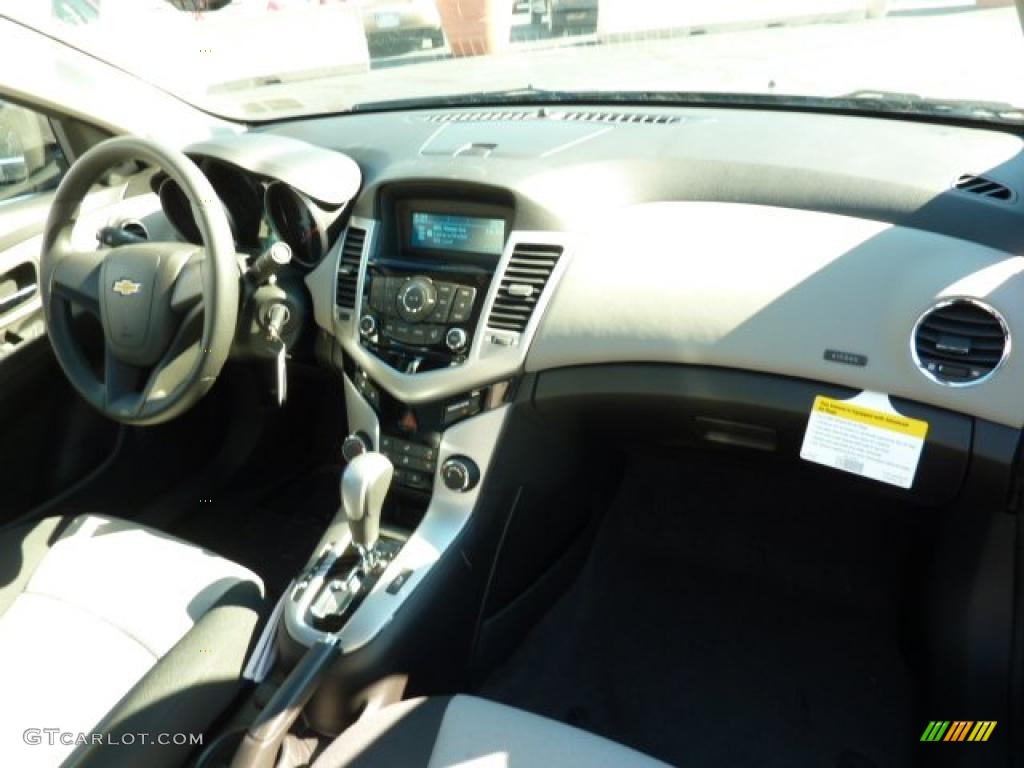 2011 Chevrolet Cruze LS dashboard Photo #39079854