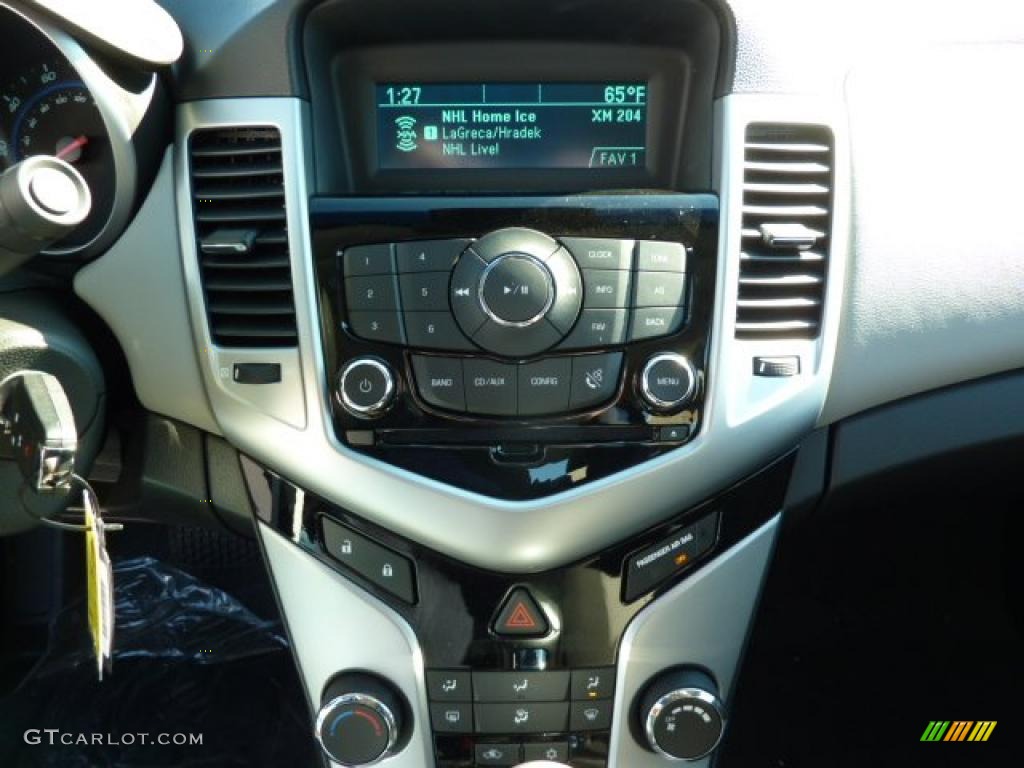 2011 Chevrolet Cruze LS Controls Photo #39080011