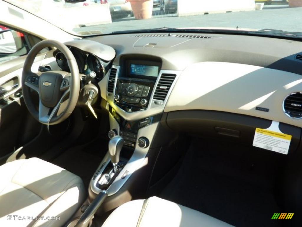 2011 Chevrolet Cruze LTZ Cocoa/Light Neutral Leather Dashboard Photo #39080455