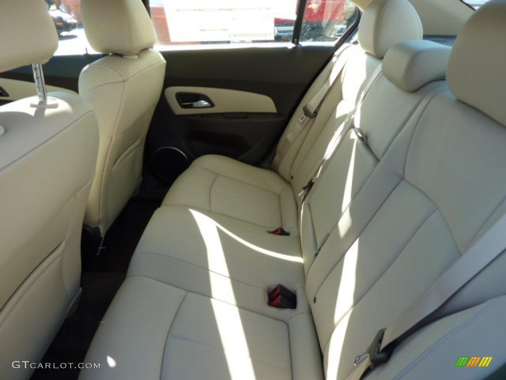 Cocoa/Light Neutral Leather Interior 2011 Chevrolet Cruze LTZ Photo #39080575