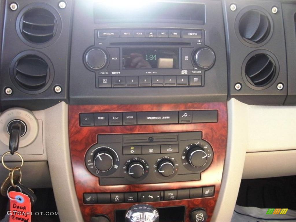 2006 Jeep Commander Limited Controls Photo #39081661