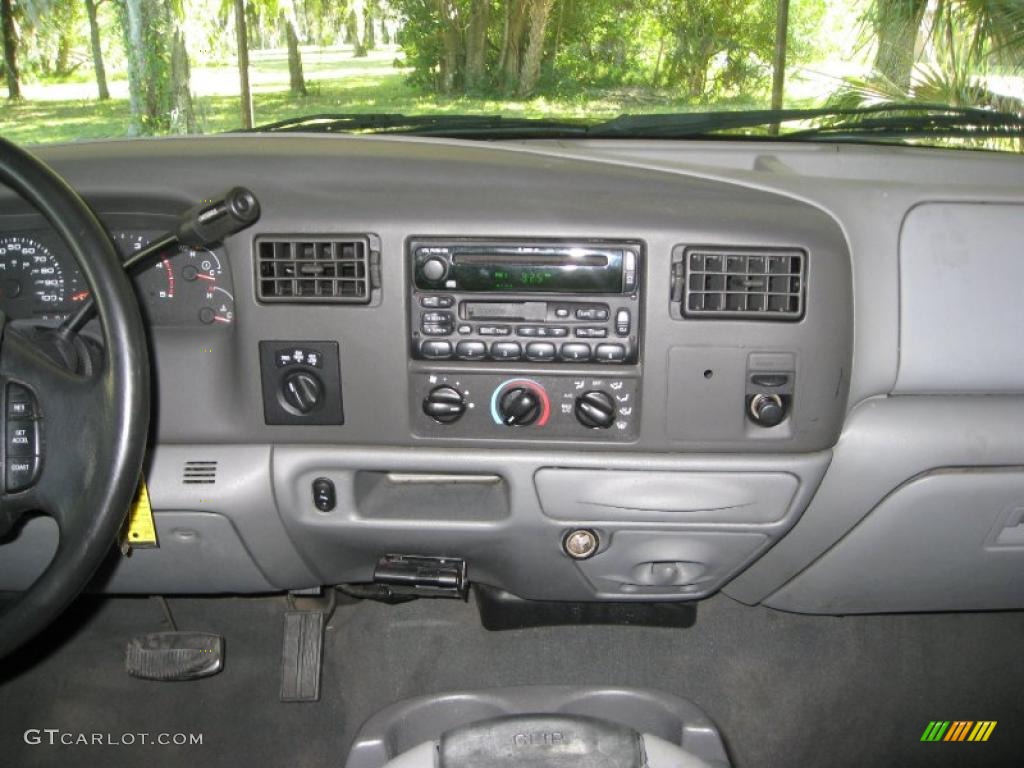 2002 Ford F350 Super Duty XLT Crew Cab 4x4 Controls Photo #39086045