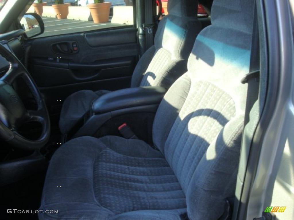 Medium Gray Interior 2001 Chevrolet Blazer LS 4x4 Photo #39086201