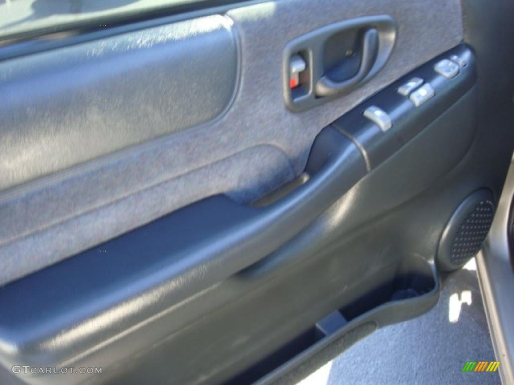 2001 Chevrolet Blazer LS 4x4 Medium Gray Door Panel Photo #39086241