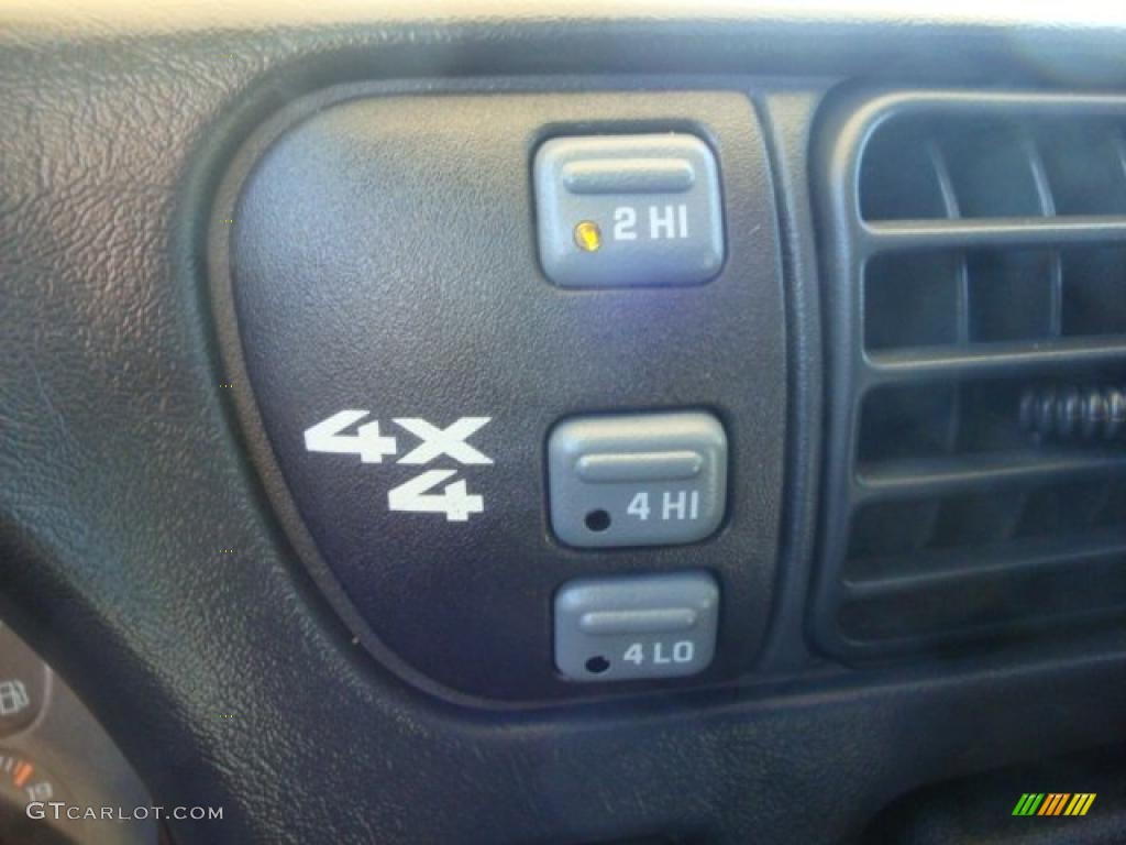 2001 Chevrolet Blazer LS 4x4 Controls Photo #39086269