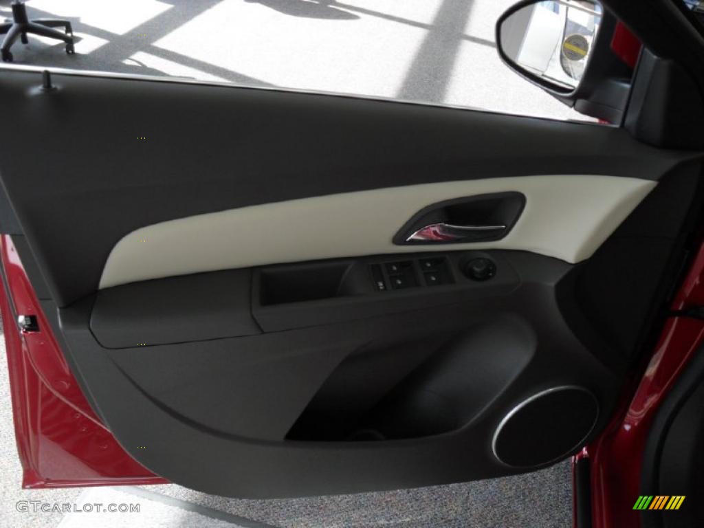 2011 Chevrolet Cruze LT Cocoa/Light Neutral Leather Door Panel Photo #39101226