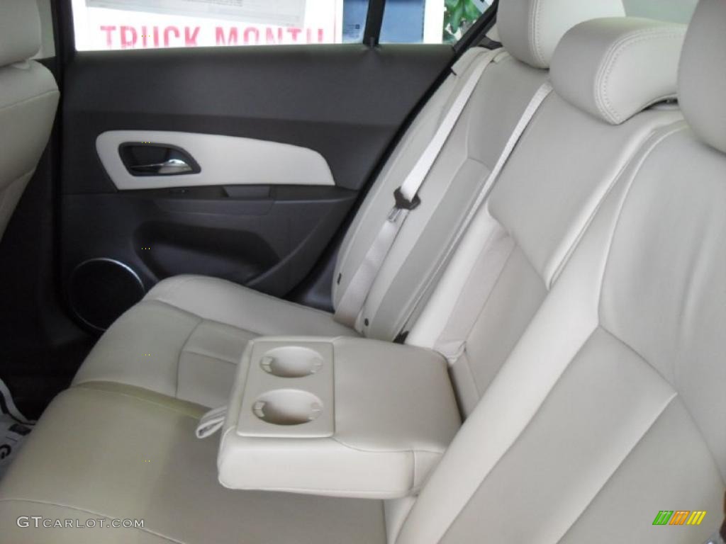 Cocoa/Light Neutral Leather Interior 2011 Chevrolet Cruze LT Photo #39101342