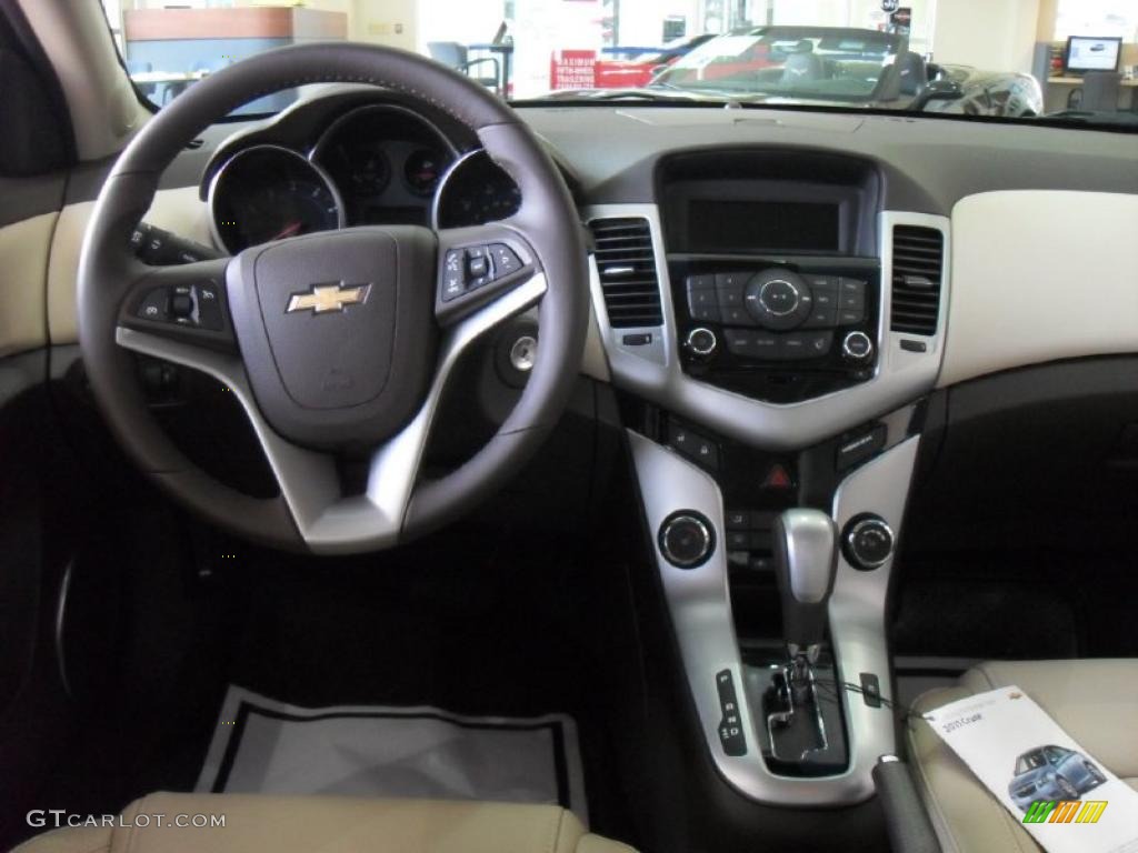 2011 Chevrolet Cruze LT Cocoa/Light Neutral Leather Dashboard Photo #39101354