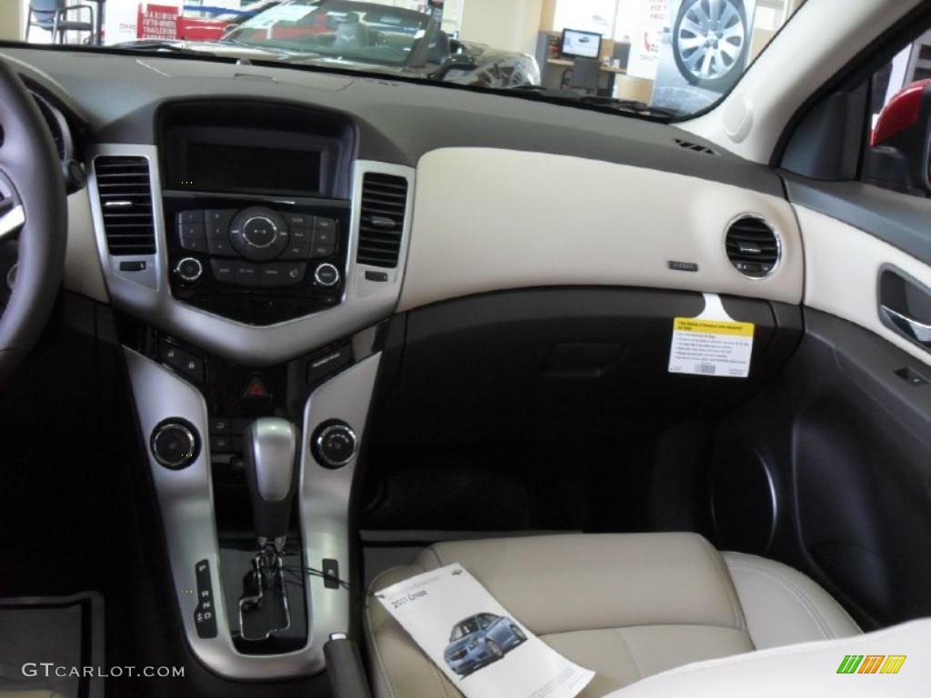 2011 Chevrolet Cruze LT Cocoa/Light Neutral Leather Dashboard Photo #39101374