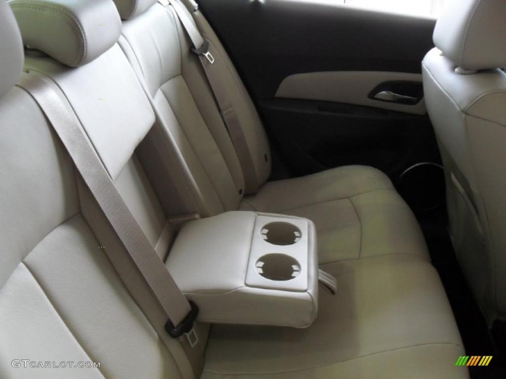 Cocoa/Light Neutral Leather Interior 2011 Chevrolet Cruze LT Photo #39101422