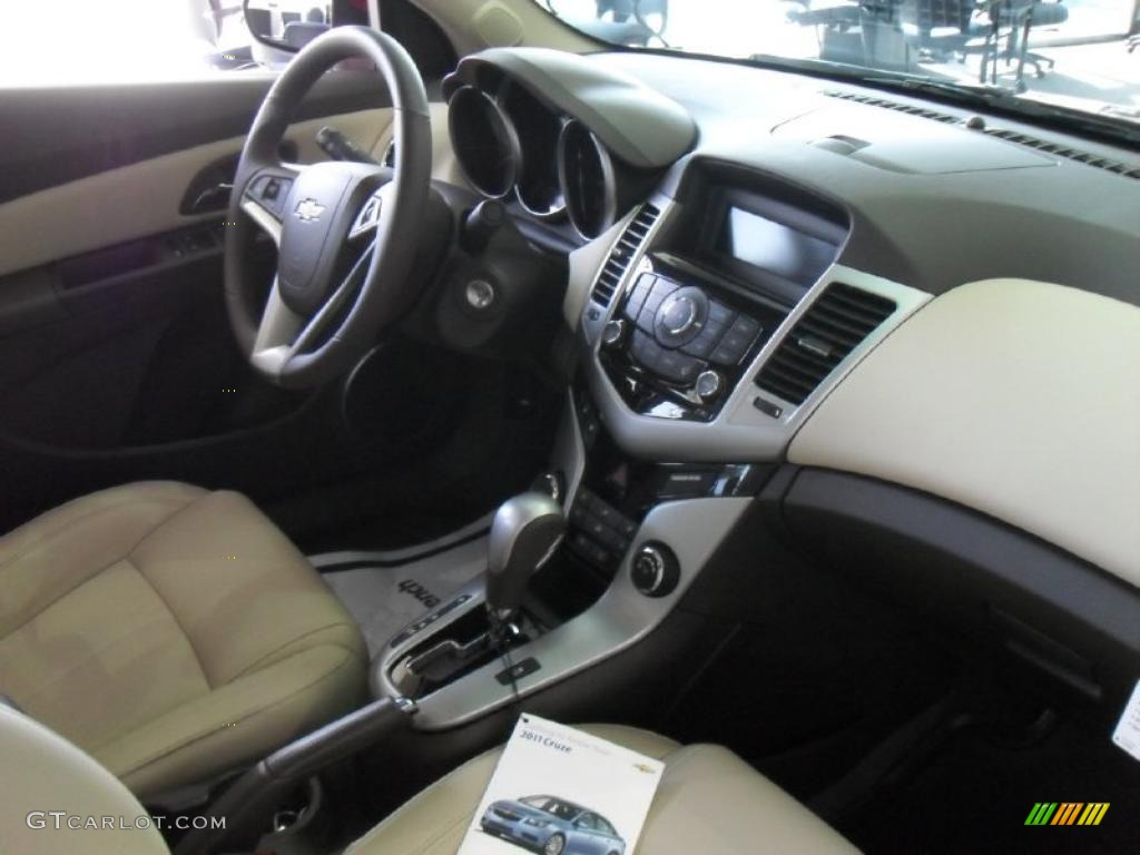 2011 Chevrolet Cruze LT Cocoa/Light Neutral Leather Dashboard Photo #39101450