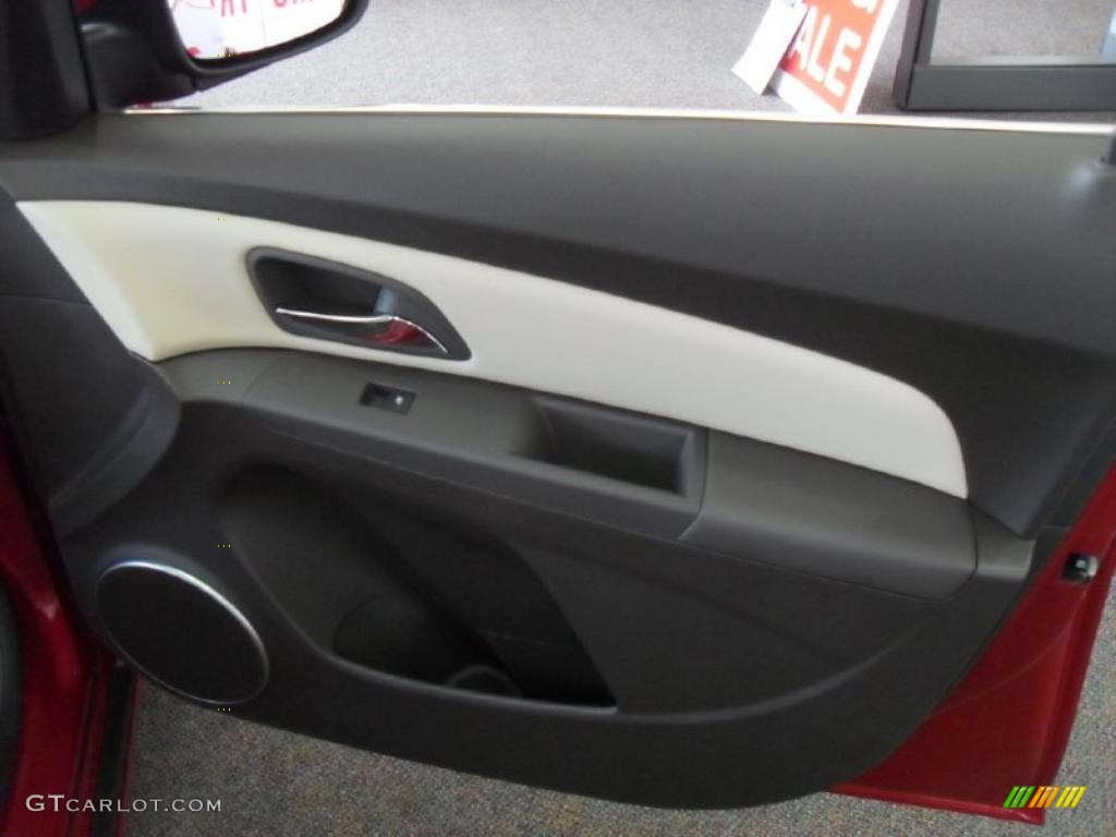 2011 Chevrolet Cruze LT Cocoa/Light Neutral Leather Door Panel Photo #39101466