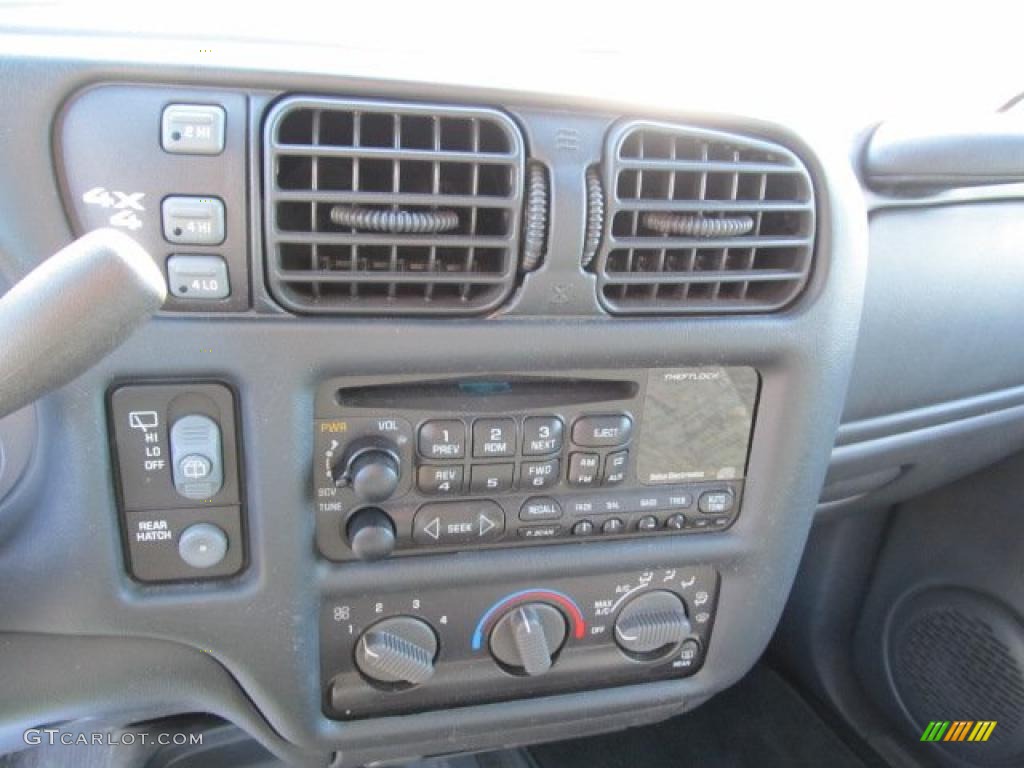 2001 GMC Jimmy SLS 4x4 Controls Photo #39102630