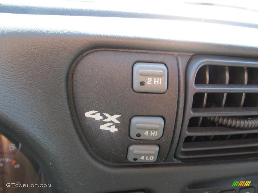 2001 GMC Jimmy SLS 4x4 Controls Photo #39102642