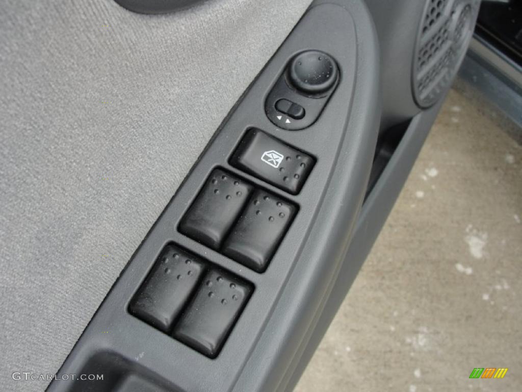 2004 Saturn ION 3 Sedan Controls Photo #39104737