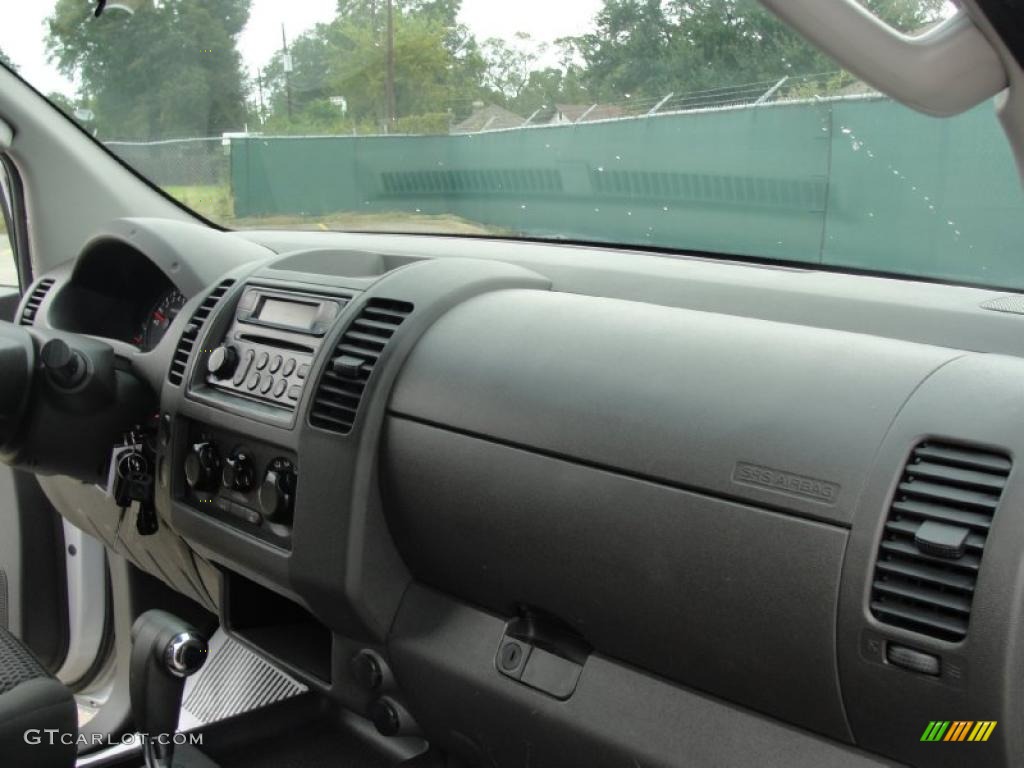 2006 Nissan Frontier SE King Cab Graphite Dashboard Photo #39106189