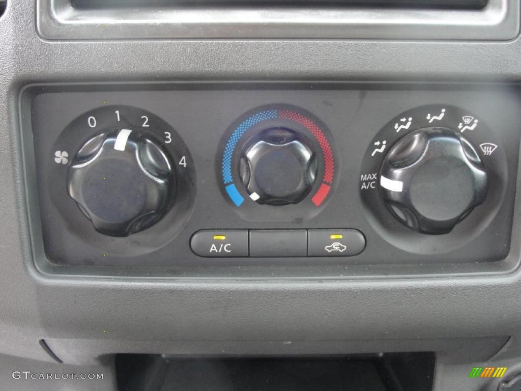 2006 Nissan Frontier SE King Cab Controls Photo #39106473