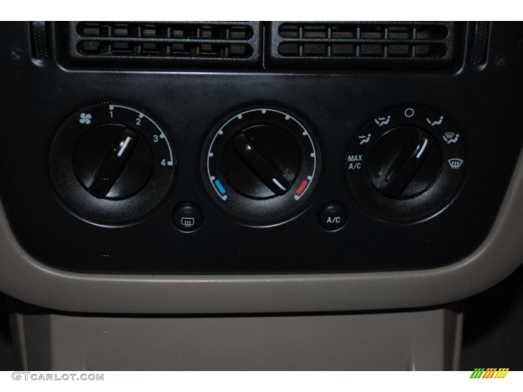 2002 Ford Explorer XLS 4x4 Controls Photo #39110769