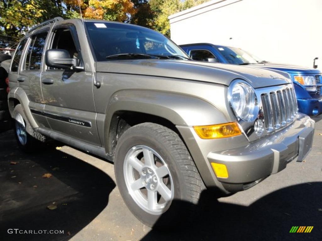 2007 Liberty Limited 4x4 - Light Khaki Metallic / Khaki photo #5